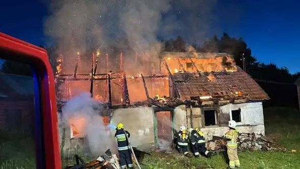 Nocny pożar pustostanu w Chocianowcu. Strażacy przeszukali pogorzelisko