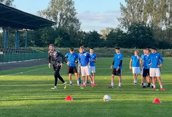 Bartosz Rymaniak i Piotr Uss poprowadzili trening dla młodych piłkarzy Stali Chocianów