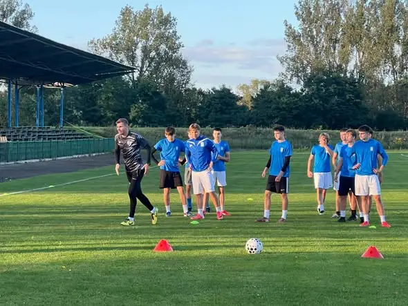 Bartosz Rymaniak i Piotr Uss poprowadzili trening dla młodych piłkarzy Stali Chocianów