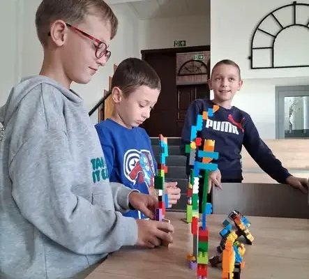 Warsztaty LEGO w Gminnym Ośrodku Kultury w Gaworzycach – historia, budowa i zabawa