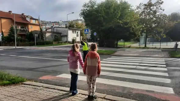 Strażniczki miejskie z Polkowic uczą dzieci bezpieczeństwa na drodze