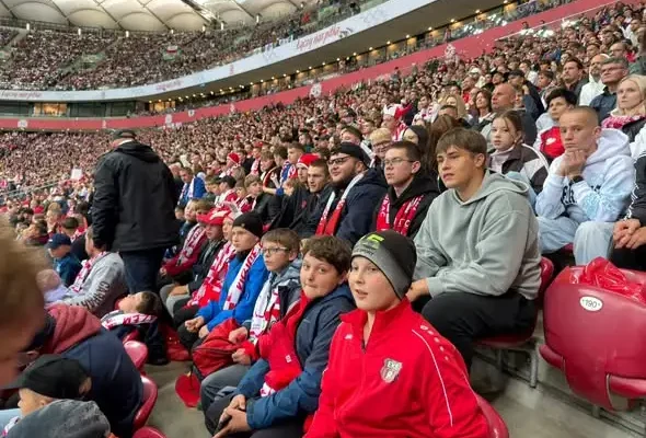 Młodzi piłkarze z Radwanic na trybunach Stadionu Narodowego