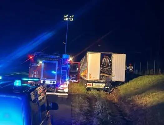 Nocne zdarzenie na S3: ciężarówka z naczepą w rowie
