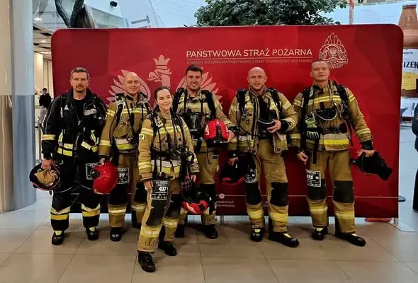 Strażacy z Polkowic na szczycie Sky Tower – 1142 schody pokonane!