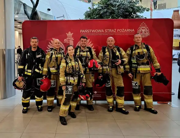 Strażacy z Polkowic na szczycie Sky Tower – 1142 schody pokonane!