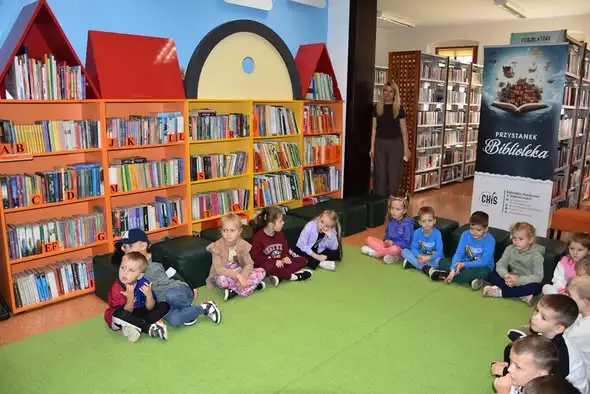 Dzień Głośnego Czytania w bibliotece – Motylki odkrywały Kraków i smoka wawelskiego