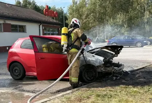 Pożar samochodu przy ul. Akacjowej w Przemkowie – akcja straży pożarnej