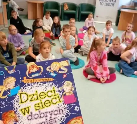 Uczniowie z Polkowic uczyli się bezpiecznego korzystania z internetu w bibliotece