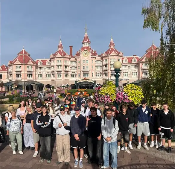 Uczniowie z Chocianowa zakończyli wycieczkę do Paryża wizytą w Disneylandzie