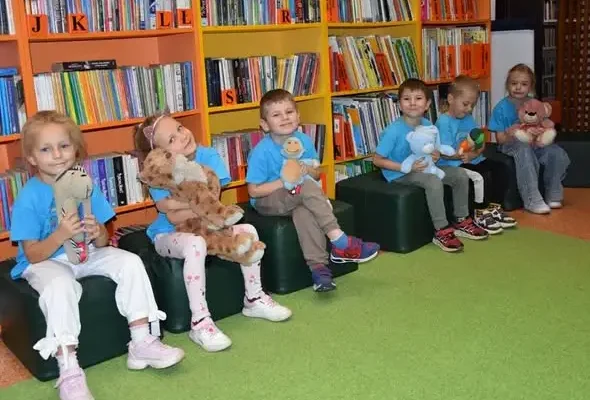 Dzień Uśmiechu w bibliotece: Motylki odkrywały magię książek