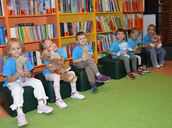 Dzień Uśmiechu w bibliotece: Motylki odkrywały magię książek
