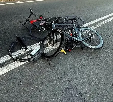 Wypadek na wiadukcie w Polkowicach. Samochód potrącił trzech rowerzystów