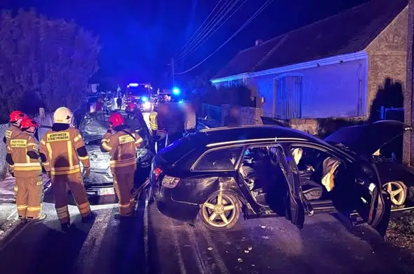 Kolizja w Trzebnicach: wyprzedzanie doprowadziło do zderzenia trzech aut