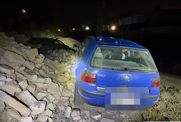 Nocny pościg w Lubinie. 35-latek z dożywotnim zakazem jazdy wpadł na nasypie gruzu