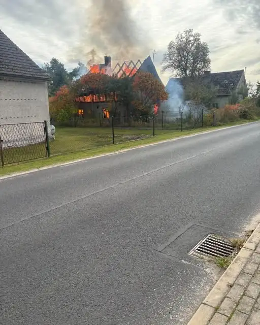Pożar domu w Nowej Kuźni. Dym widoczny z Polkowic