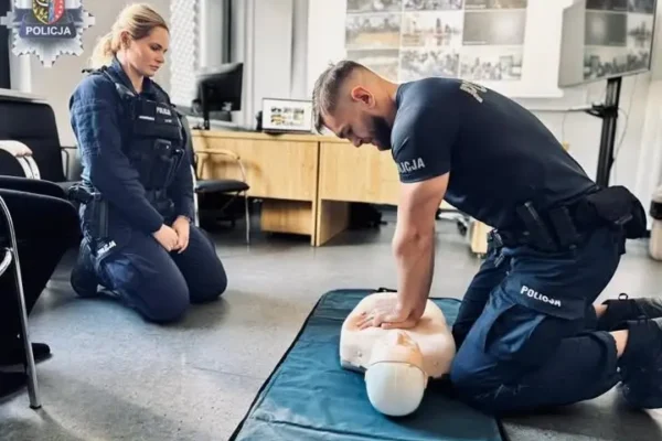 Światowy Dzień Przywracania Czynności Serca 2026 – polkowiccy policjanci ćwiczyli RKO