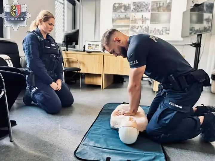 Światowy Dzień Przywracania Czynności Serca 2026 – polkowiccy policjanci ćwiczyli RKO