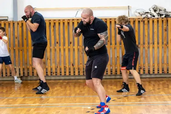 Damian Knyba trenował z mieszkańcami Radwanic. Boks łączy pokolenia