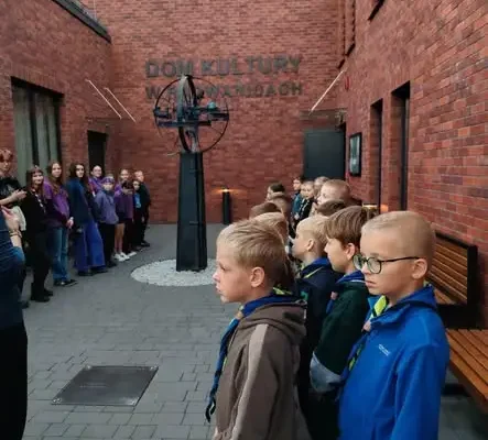 Nocowanie w Domu Kultury w Radwanicach – zuchy i harcerze na nocnej przygodzie