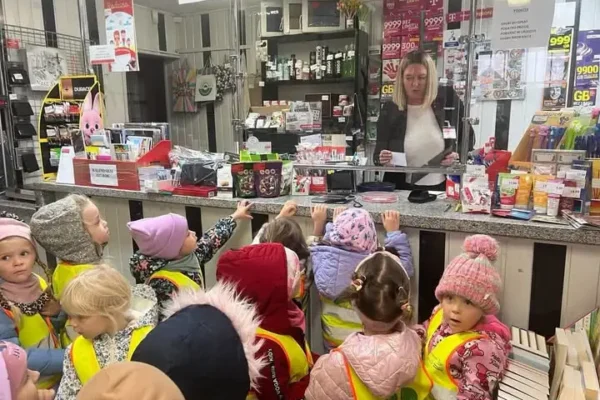Dzień Poczty w Radwanicach: Biedronki odwiedziły urząd pocztowy