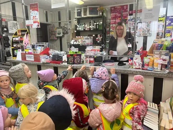 Dzień Poczty w Radwanicach: Biedronki odwiedziły urząd pocztowy