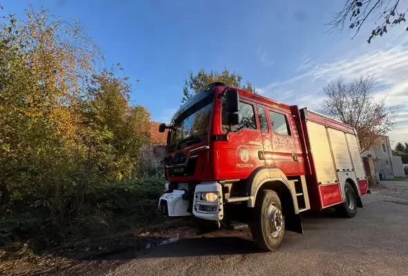 Pożar desek i śmieci przy ul. Wielkie Piece w Przemkowie — akcja OSP