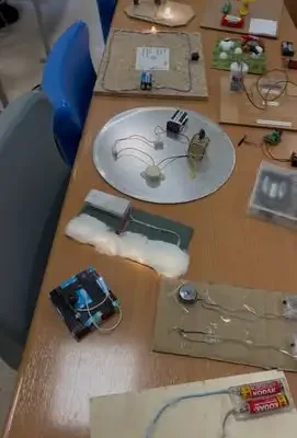 Ósmoklasiści z Polkowic budowali obwody elektryczne na lekcji fizyki