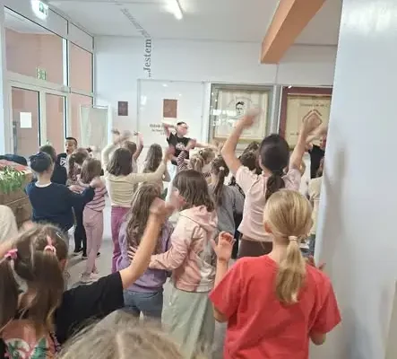 Taneczna przerwa w polkowickiej szkole – tancerze z Centrum Hajdasz porwali uczniów do zabawy