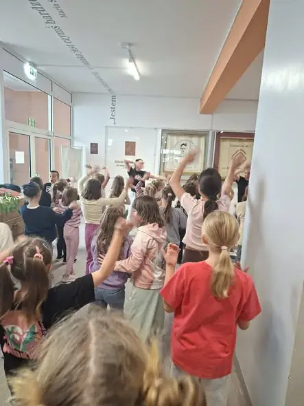 Taneczna przerwa w polkowickiej szkole – tancerze z Centrum Hajdasz porwali uczniów do zabawy