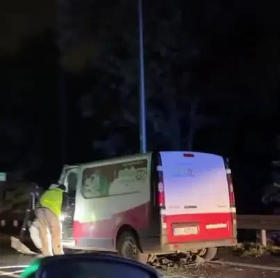 Bus DIOZ uderzył w naczepę ciężarówki w Lubinie. Kierująca mogła zasnąć za kierownicą