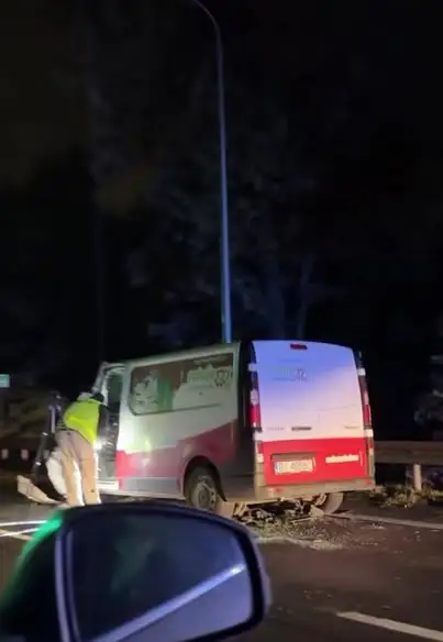 Bus DIOZ uderzył w naczepę ciężarówki w Lubinie. Kierująca mogła zasnąć za kierownicą