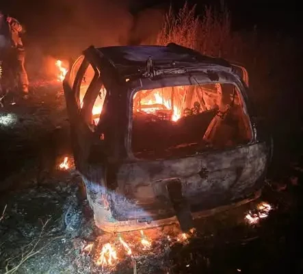 Pożar samochodu osobowego w okolicach Parchowa. Działały straż pożarna i policja