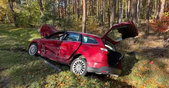 Czołowe zderzenie fordów na DK36 pod Lubinem. Dwóch kierowców w szpitalu