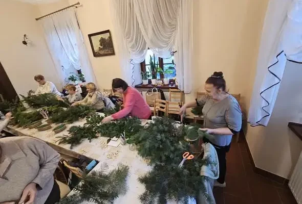 Seniorzy z Gminy Gaworzyce przygotowali wiązanki na groby bliskich