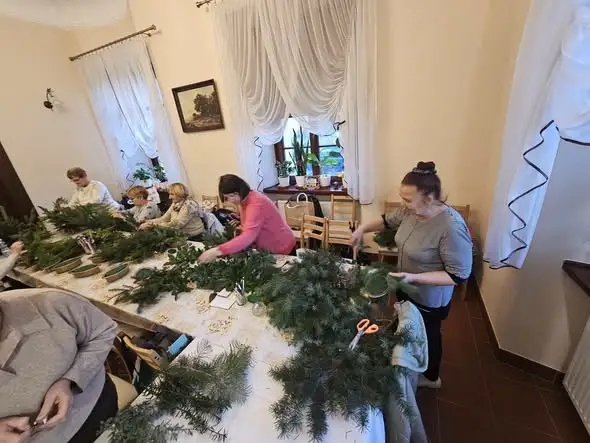 Seniorzy z Gminy Gaworzyce przygotowali wiązanki na groby bliskich