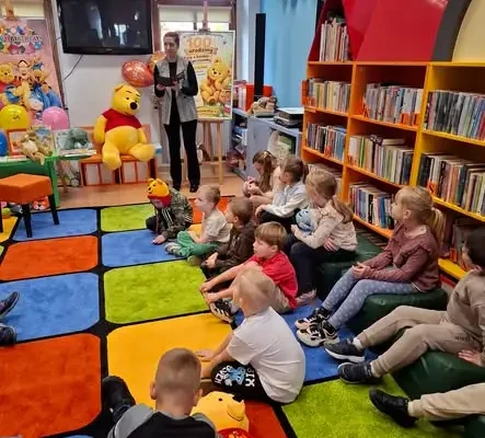 Grębocice: zerówki świętowały 100. urodziny Kubusia Puchatka w bibliotece