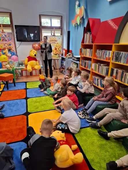Grębocice: zerówki świętowały 100. urodziny Kubusia Puchatka w bibliotece